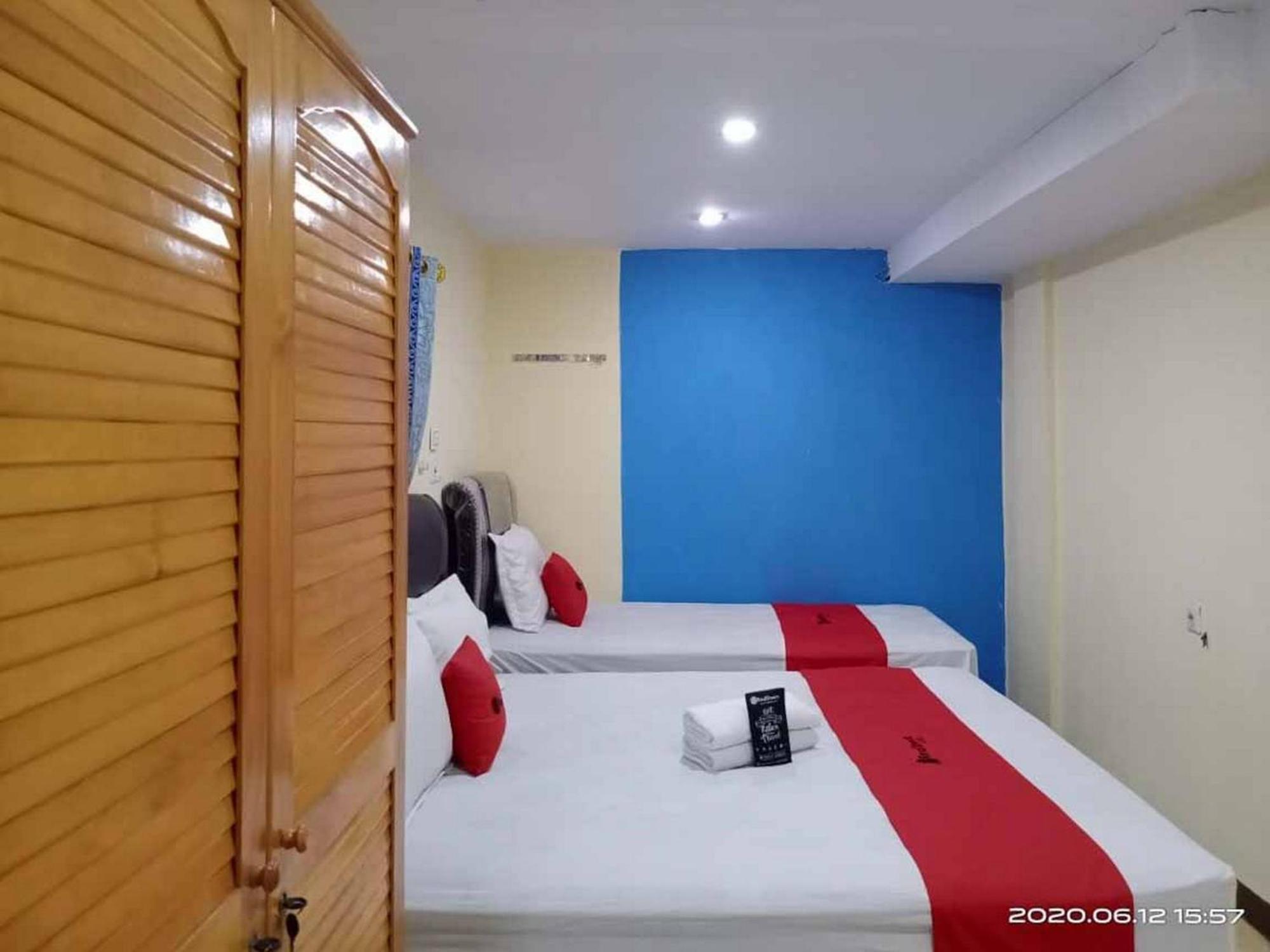 Отель Reddoorz At Jalan Japaris Медан Экстерьер фото
